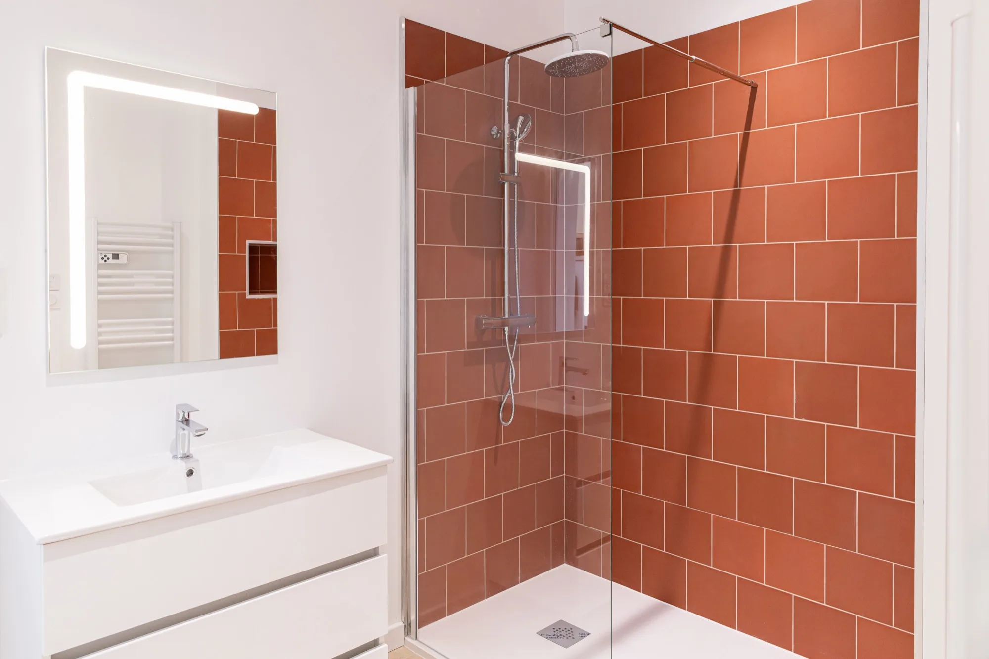 Salle d'eau terracotta